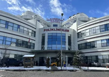 Evde dengesini kaybederek düşen kadın ağır yaralandı