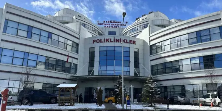 Evde dengesini kaybederek düşen kadın ağır yaralandı