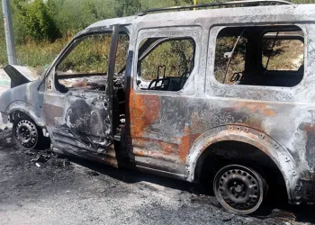 Din görevlisi alev alan araçtan son anda kurtuldu