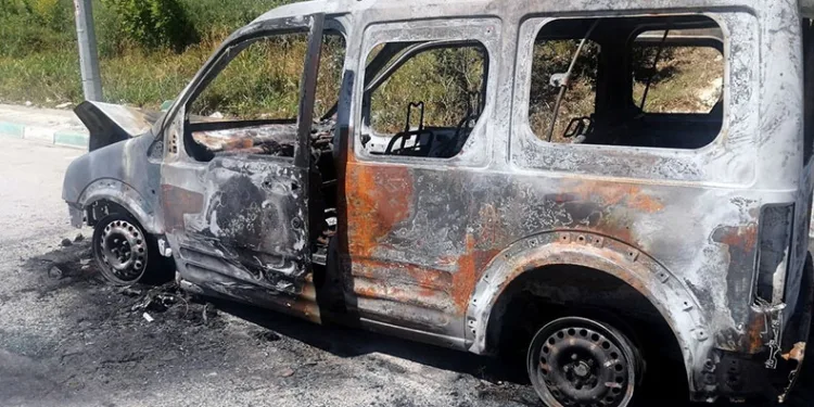 Din görevlisi alev alan araçtan son anda kurtuldu