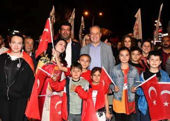 Cumhuriyet gençleri Mustafakemalpaşa’yı aydınlattı