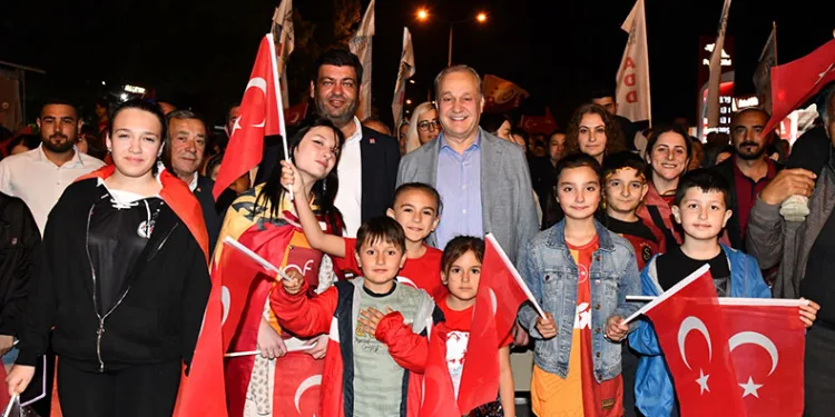 Cumhuriyet gençleri Mustafakemalpaşa’yı aydınlattı