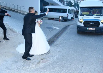 Düğünlerine dolmuşla gittiler