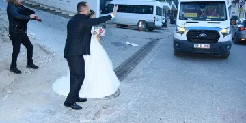 Düğünlerine dolmuşla gittiler