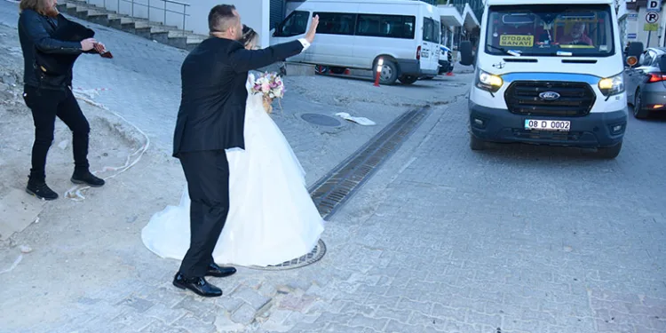 Düğünlerine dolmuşla gittiler