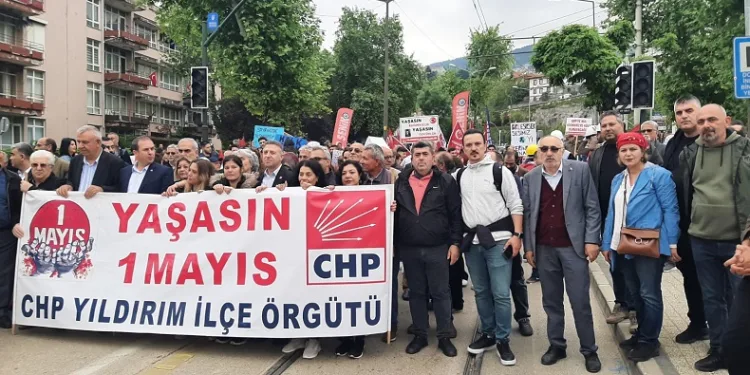 Bursa Yıldırım İlçe örgütü 1 Mayıs kutlamalarına güçlü katılım sağladı