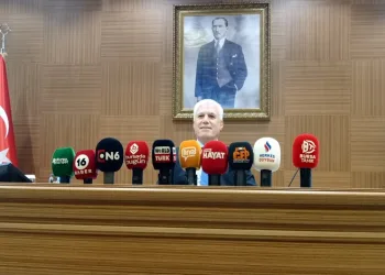 Bursa Büyükşehir Belediye Meclis toplantısına akraba atamalarına ilişkin eleştiriler damgasını vurdu. Ak Partili meclis üyelerinin açıklama beklentisi üzerine konuşan Bursa Büyükşehir Belediye Başkanı Mustafa Bozbey, "Bizim yaptığımız iş doğrudur. Arkadaşlarımızın tümü liyakat sahibi. Önceki dönemde Nilüfer'de başarılı işlere imza attılar. Çok net söylüyorum. Belediyenin içinde de troller var. Hepsi bulunup gereği yapılacak. Hiç merak etmeyin. Önümüzdeki ay akraba listesini de paylaşacağım" dedi.