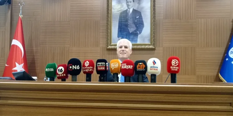 Bursa Büyükşehir Belediye Meclis toplantısına akraba atamalarına ilişkin eleştiriler damgasını vurdu. Ak Partili meclis üyelerinin açıklama beklentisi üzerine konuşan Bursa Büyükşehir Belediye Başkanı Mustafa Bozbey, "Bizim yaptığımız iş doğrudur. Arkadaşlarımızın tümü liyakat sahibi. Önceki dönemde Nilüfer'de başarılı işlere imza attılar. Çok net söylüyorum. Belediyenin içinde de troller var. Hepsi bulunup gereği yapılacak. Hiç merak etmeyin. Önümüzdeki ay akraba listesini de paylaşacağım" dedi.