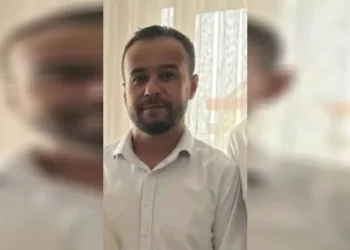 Arızalanan motosikleti yol kenarına çeken baba oğula kamyonet çarptı: 1 ölü, 1 yaralı