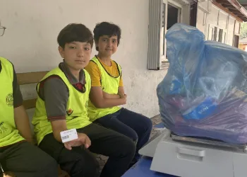 Okula poşet poşet çöp taşıyorlar