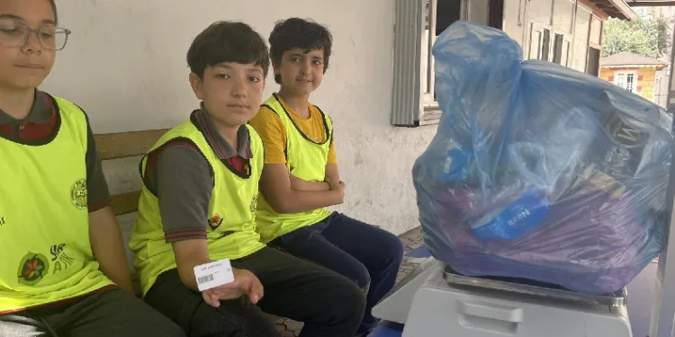 Okula poşet poşet çöp taşıyorlar