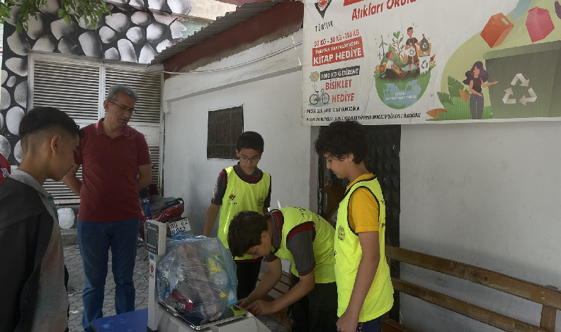 Okula poşet poşet çöp taşıyorlar