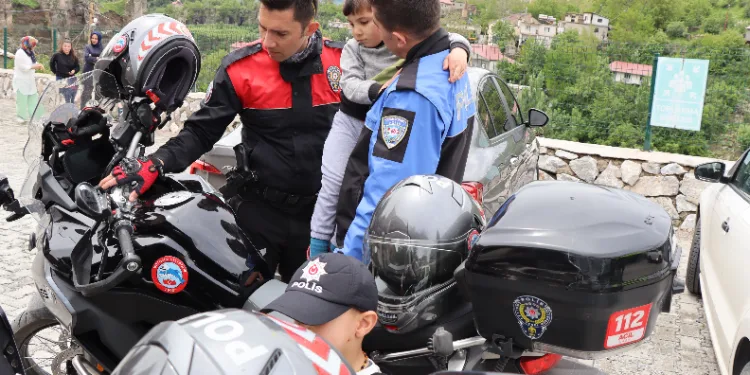 Polislerden özel öğrencilere ziyaret