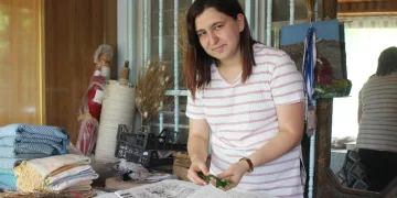 İpek böcekleri özenle besleniyorlar