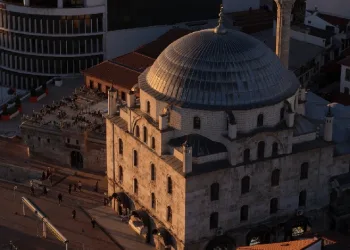Bu sütunlar 642 yıllık caminin sigortası