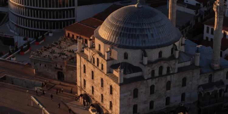 Bu sütunlar 642 yıllık caminin sigortası
