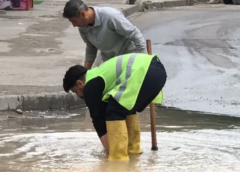Drenaj açarken su borusunu patlattılar