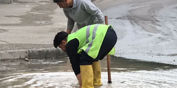 Drenaj açarken su borusunu patlattılar