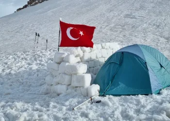 Kırşehirli dağcılardan volkan kraterinde kamp