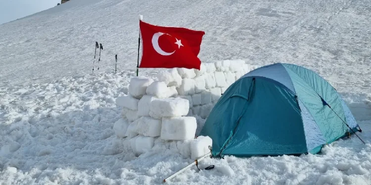 Kırşehirli dağcılardan volkan kraterinde kamp