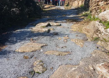 Antik yola beton döktüler