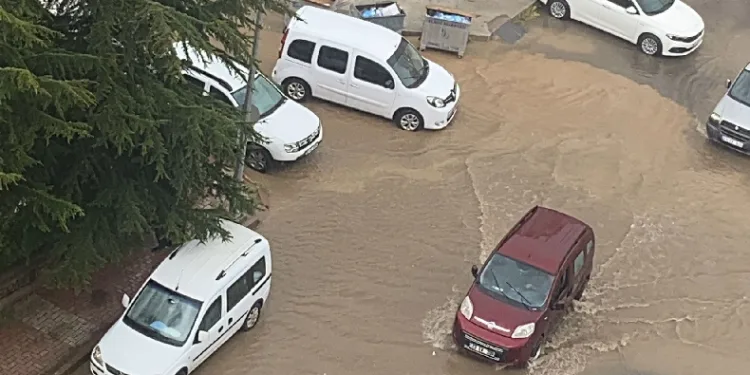 Elazığ’da dolu ve sağanak etkiliydi