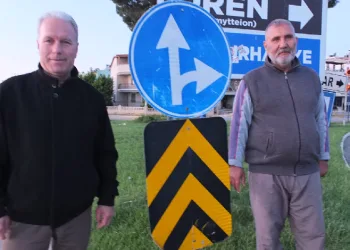 Burhaniye’de kafa karıştıran levhaya tepki