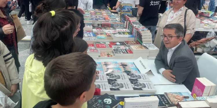 Gazeteci Salantur, okurlarıyla buluştu