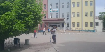 Iğdır’da okul bahçeleri ilaçlanıyor