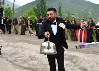 Kendi düğününde bile çay dağıttı