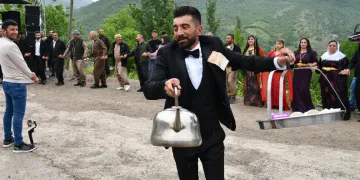 Kendi düğününde bile çay dağıttı