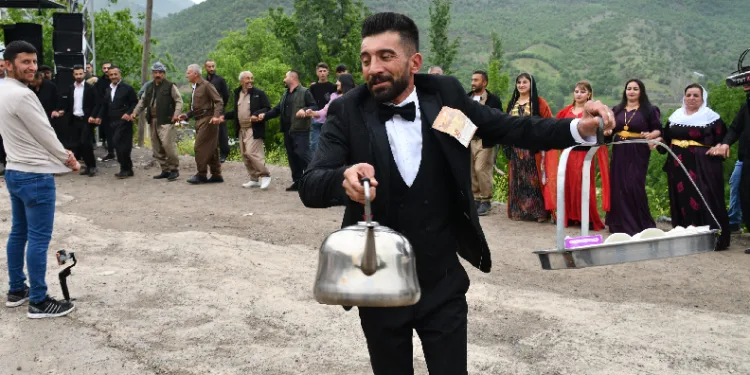 Kendi düğününde bile çay dağıttı