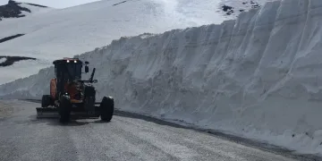 Van-Bahçesaray karayolu ulaşıma açıldı