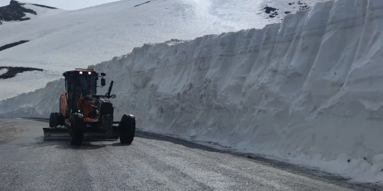 Van-Bahçesaray karayolu ulaşıma açıldı