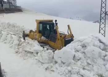 Hakkari’de yol açma çalışması sürüyor