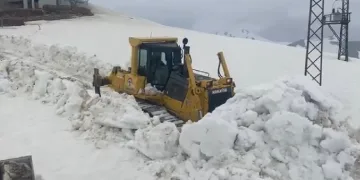 Hakkari’de yol açma çalışması sürüyor