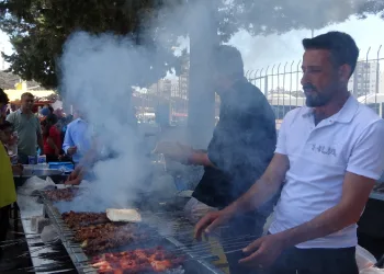 Okul bahçesinden kebap dumanları yükseldi