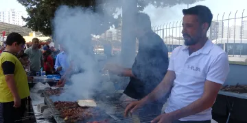 Okul bahçesinden kebap dumanları yükseldi