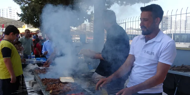 Okul bahçesinden kebap dumanları yükseldi