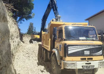 Kuşadası’nda yol çalışmaları devam ediyor