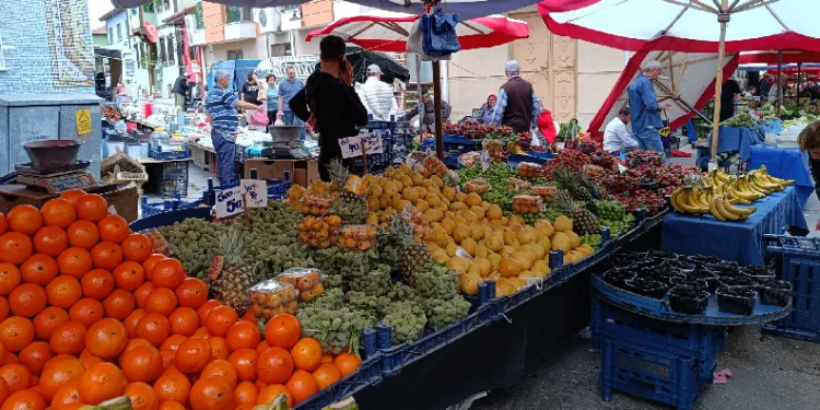 Yaz meyveleri tezgâhları rengârenk süsledi