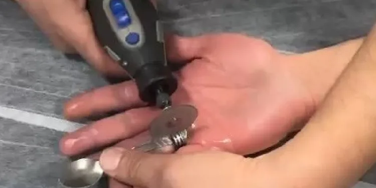 Parmağa sıkışan yüzük kesilerek çıkarıldı