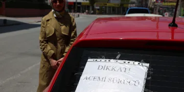 “Dikkat acemi sürücü” yazısıyla dikkat çekiyor