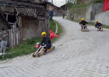 Çocukluk eğlencelerini gelenekselleştirdiler
