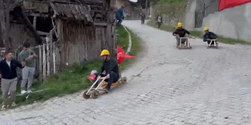 Çocukluk eğlencelerini gelenekselleştirdiler