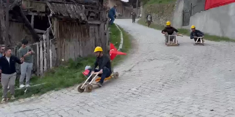 Çocukluk eğlencelerini gelenekselleştirdiler