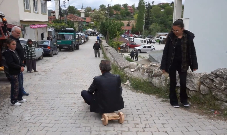Çocukluk eğlencelerini gelenekselleştirdiler