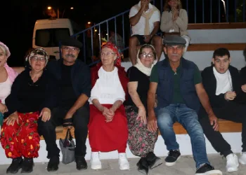 Şalvarı giyen oynamaya koştu
