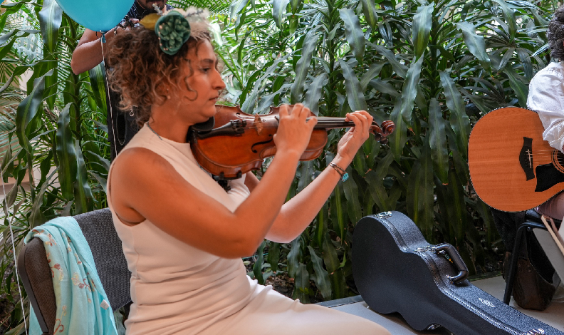 Kanseri yenen sanatçıdan hastanede konser