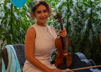 Kanseri yenen sanatçıdan hastanede konser